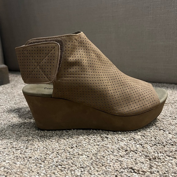 Pierre Dumas Shoes - Pierre Dumas wedge size 10